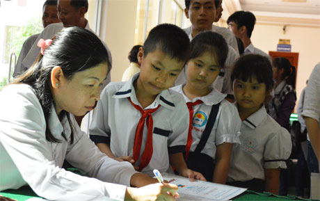 Các học sinh nhận học bổng từ Ban Tổ chức.