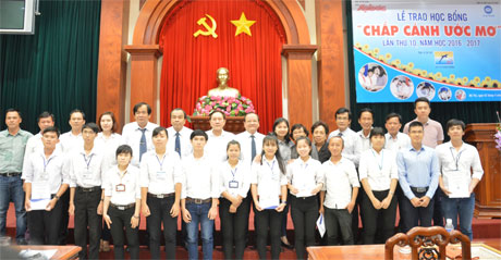 Ban Tổ chức cùng nhà tài trợ chụp ảnh lưu niệm tại lễ trao học bổng.