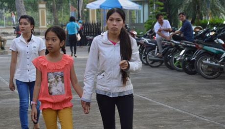 Phụ huynh dẫn con em đến nhận học bổng.