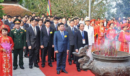 Các đại biểu dâng hương tại Đền thờ Tổ Mẫu Âu Cơ.