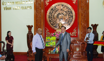 Phó Chủ tịch UBND tỉnh Tiền Giang Lê Văn Nghĩa trao quà lưu niệm của Tiền Giang đến ông Sabino Anastacio