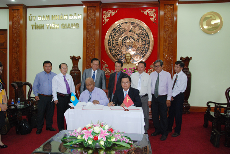 Ông Văn Công Hưởng, đại diện Doanh nghiệp tư nhân thương mại dịch vụ thủy sản Thái Hòa và ông Sabino Anastacio ký biên bản ghi nhớ hợp tác.