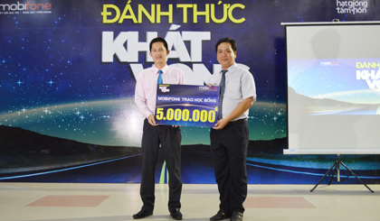 Ông Đặng Quốc Trung, Giám đốc Mobifone Tiền Giang trao suất học bổng cho trường ĐH Tiền Giang.