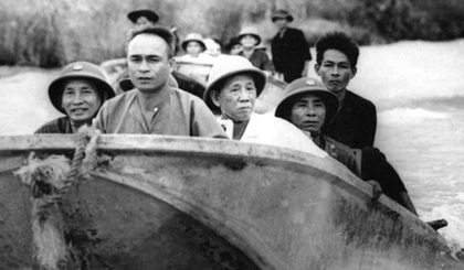 Tổng Bí thư Lê Duẩn trong chuyến khảo sát vùng Đồng Tháp Mười -Tiền Giang - ảnh Trần Biểu (ảnh chủ đạo)