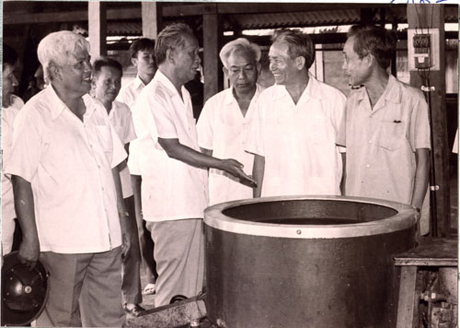 Đồng chí Lê Duẩn tiếp chuyện với đoàn cán bộ tỉnh Tiền Giang năm 1980. Ảnh: Trần Biểu 