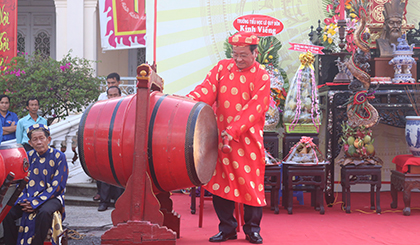 Ông Trần Thanh Đức, Phó Chủ tịch UBND tỉnh, đánh trống khai mạc Lễ Giỗ Quôc tổ Hùng Vương.