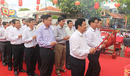 Lãnh đạo tỉnh cùng với lãnh đạo các sở, ban, ngành, đoàn thể tỉnh; các huyện, thị, thành, và nhân dân dâng hương tưởng nhớ công ơn của các vua Hùng.