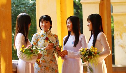Phụ nữ có mặt và đóng góp lớn trên tất cả các lĩnh vực đời sống xã hội.  		Ảnh: DUY NHỰT