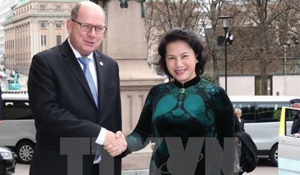 Chủ tịch Quốc hội Thụy Điển Urban Ahlin đón Chủ tịch Quốc hội Nguyễn Thị Kim Ngân. Ảnh: Trọng Đức/TTXVN