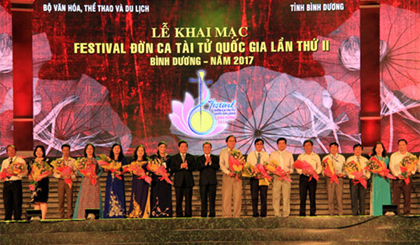 Ban Tổ chức tặng hoa cho đại diện các đơn vị tham gia Festival Đờn ca tài tử Quốc gia Bình Dương 2017.