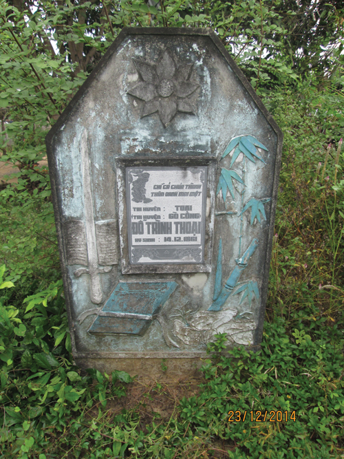 Bia mộ Đỗ Trình Thoại.