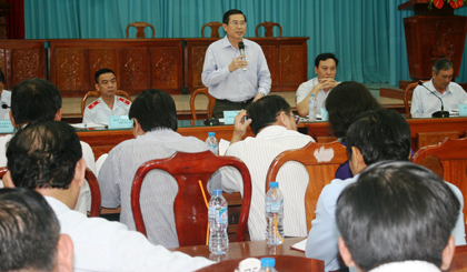 Ông Hưởng trả lời thắc mắc của người dân.