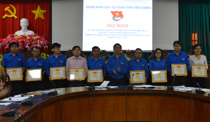 Đồng chí Nguyễn Xuân Phúc, Bí thư Đoàn Khối các cơ quan trao bằng khen cho 9 tập thể hoàn thành xuất sắc nhiệm vụ trong tháng thanh niên 2017.
