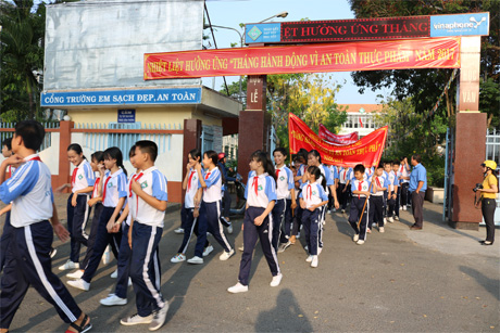 Các em học sinh tham gia diễu hành trên đường phố TP. Mỹ Tho để hưởng ứng tuyên truyền Tháng hành động vì an toàn thực phẩm năm 2017.