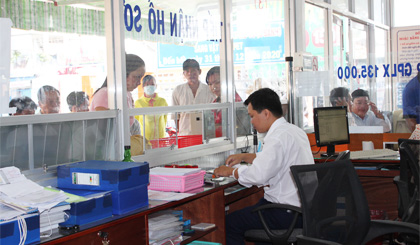 Bộ phận “Một cửa” của Sở GTVT tiếp nhận và giải quyết hồ sơ. Ảnh: Phương Mai