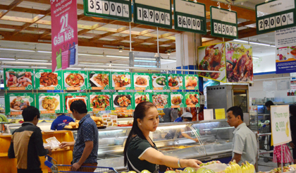 Khách hàng mua sắm tại siêu thị Co.opmart Mỹ Tho.