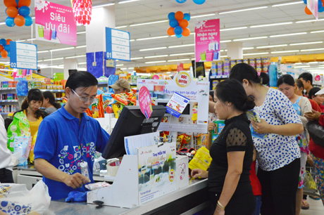 Các quầy thu ngân phải làm việc liên tục vì lượng khách tập trung mua rất đông.