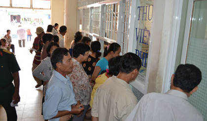 Thu tiền viện phí tại bệnh viện. Ảnh: Như Lam