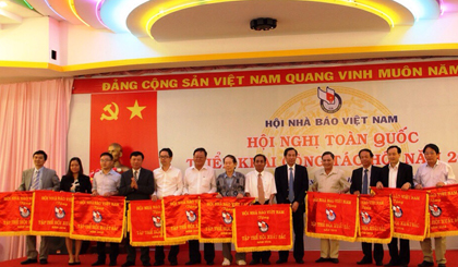Các tập thể nhận Cờ thi đua xuất sắc của Hội Nhà báo Việt Nam.