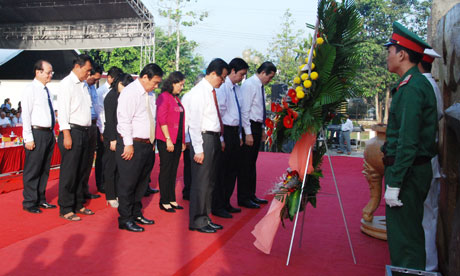 Lãnh đạo tỉnh cùng đông đảo cán bộ, nhân dân đến dự lễ kỷ niệm 70 năm ngày chiến thắng Giồng Dứa.