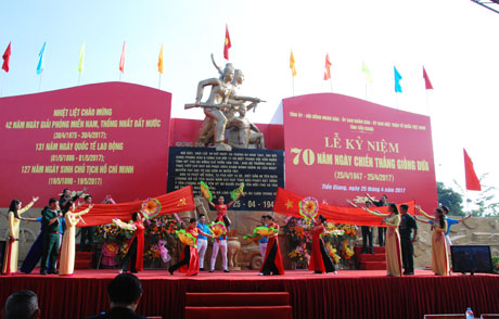 Tiết mục văn nghệ chào mừng lễ kỷ niệm do Trung tâm Văn hóa thông tin tỉnh thực hiện.