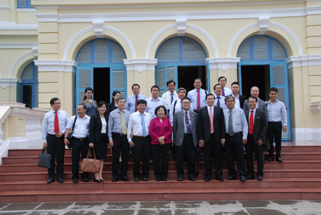 Lãnh đạo UBND tỉnh Tiền Giang cùng Tổng Lãnh sự Nhật Bản và Hội Đồng hương Tiền Giang tại TP. Hồ Chí Minh chụp ảnh lưu niệm