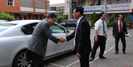 PGS TS Võ Ngọc Hà, Hiệu trưởng Trường Đại học Tiền Giang đón tiếp Ngài Tổng lãnh sự Kawaue Junichi đến thăm trường