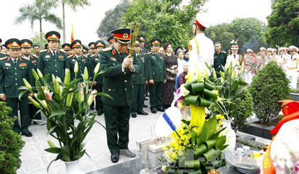  Đại tướng Ngô Xuân Lịch, Ủy viên Bộ Chính trị, Phó Bí thư Quân ủy Trung ương, Bộ trưởng Bộ Quốc phòng dâng hương tưởng niệm tại phần mộ Đại tướng Văn Tiến Dũng. Ảnh: An Đăng