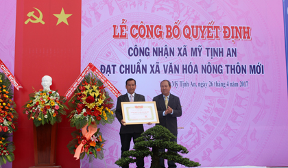 Lãnh đạo huyện Chợ Gạo trao Quyết định công nhận xã Mỹ Tịnh An đạt chuẩn văn hóa nông thôn mới