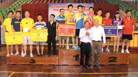  Giải đấu là cơ hội để các VĐV  giao lưu học hỏi kinh nghiệm thi đấu - Trao giải cho các VĐV  đạt thành tích tại giải Bóng bàn Tiền Giang mở rộng lần thứ III - năm 2016.                   Ảnh: NGỌC TRUNG