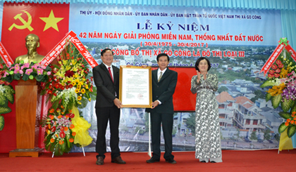 Trao Quyết định công nhận đô thị loại III cho lãnh đạo thị xã Gò Công.
