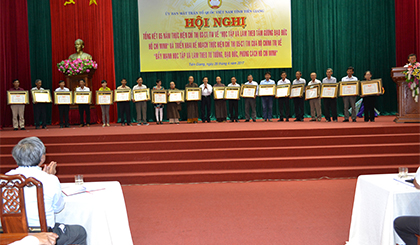 Lãnh đạo UB MTTQ tỉnh trao bằng khen cho các cá nhân tại hội nghị