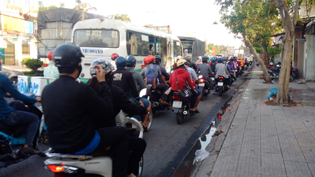 Xe máy di chuyển khá chậm, còn xe khách và ô tô nhích từng đoạn một.