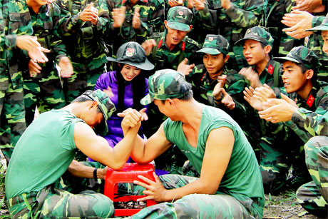 “Ai khỏe hơn ai?”. Ảnh:  Trần Tuấn