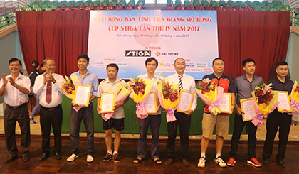 Ban tổ chức trao giấy chứng nhận và tặng hoa cho các đơn vị tài trợ giải đấu.