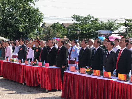Các đại biểu thực hiện nghi lễ chào cờ tại buổi lễ. Ảnh: Thế Phong