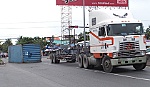Container lật ngang rơi xuống đường trúng xe 7 chỗ