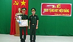 Chi bộ Phòng Chính trị, BĐBP trao huy hiệu 30 năm tuổi Đảng