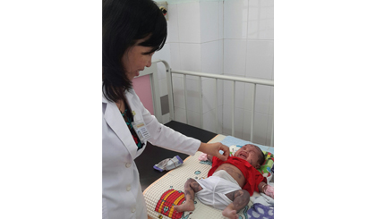 Mẹ mắc thủy đậu không cho bé bú, sao bé vẫn lây bệnh?