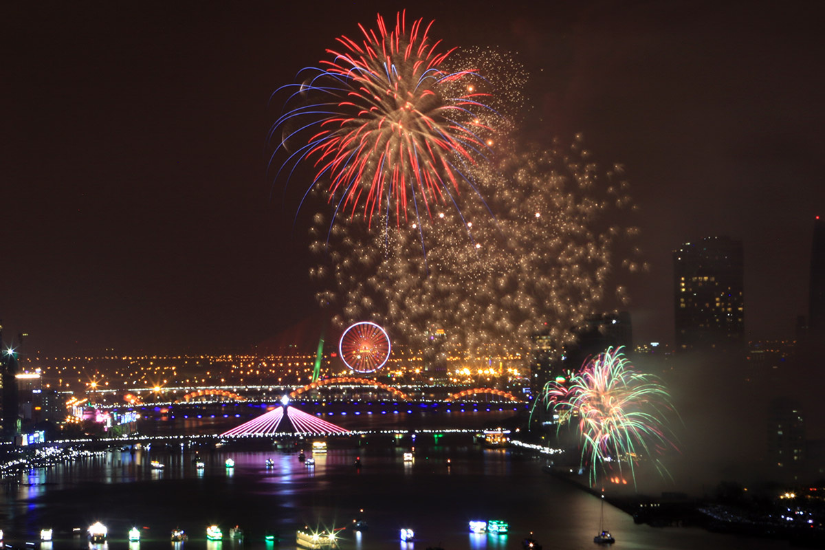pháo hoa đội Việt Nam được khai hỏa, mở màn cho Lễ hội pháo hoa quốc tế Đà Nẵng 2017.