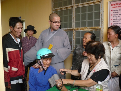 Khám chữa bệnh cho người nghèo
