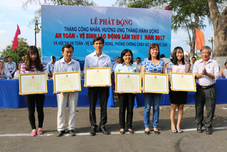 Các tập thể vinh dự nhận Bằng khen của Tổng LĐLĐ Việt Nam, vì đã có thành tích xuất sắc trong phong trào “Xanh - sạch - đẹp, đảm bảo ATVSLĐ” năm 2016.