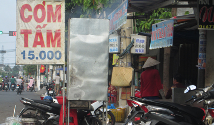 Quán cơm giá bình dân ấm lòng thực khách.