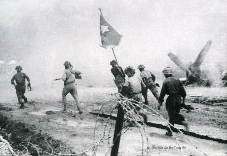 Bộ đội ta tiến vào khu Trung tâm.