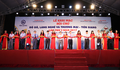 Đại diện lãnh đạo tỉnh và TP. Mỹ Tho cùng các sở, ngành tỉnh tham gia nghi thức cắt băng khai mạc hội chợ.