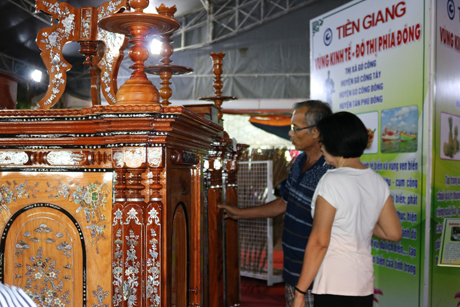 Các sản phẩm của làng nghề truyền thống tủ thờ Gò Công thu hút sự chú ý của nhiều người đến tham quan, mua sắm tại hội chợ.