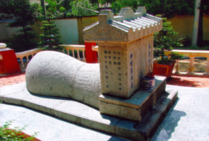 Ngôi mộ của Thủ khoa Nguyễn Hữu Huân