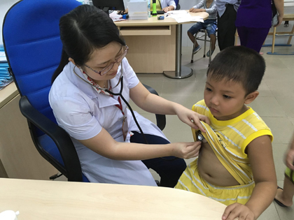Bệnh nhi đang được khám và điều trị tại bệnh viện
