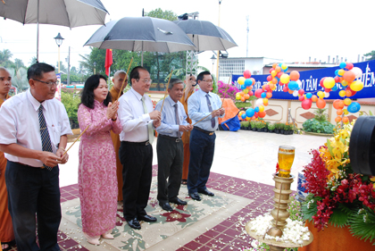 Lãnh đạo tỉnh và TP. Mỹ Tho thắp hương trước lễ đài Phật đản Phật lịch 2561
