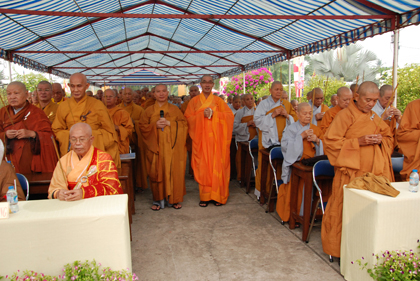 Đông đảo tăng, ni, phật tử dã đội mưa tề tựu về công viên Vĩnh Tràng tham dự đại lễ Phật đản Phật lịch 2561